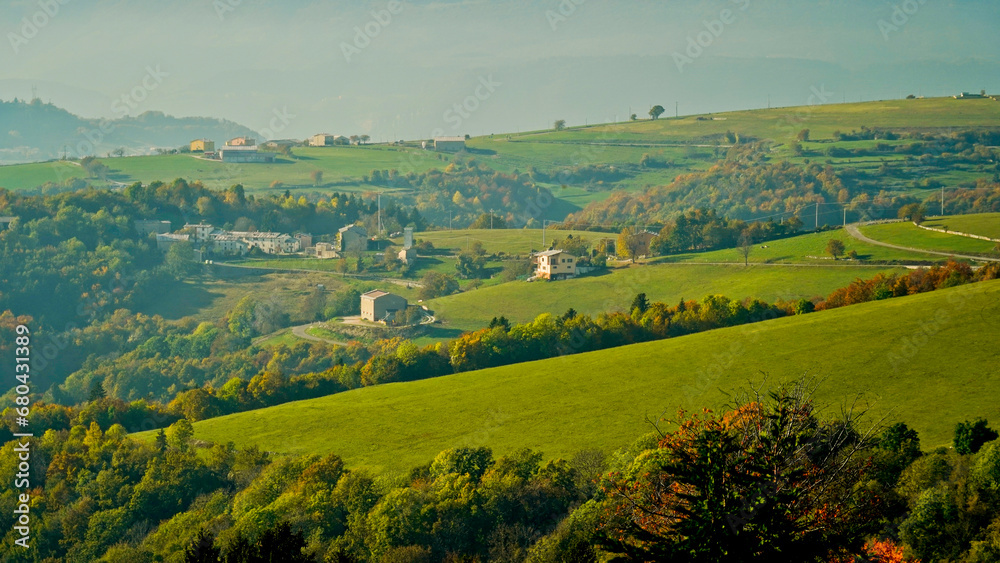 Naklejka premium Foliage d'autunno nelle vallate di Camposilvano ai piedi dell'altopiano di Lessinia. Verona, Veneto
