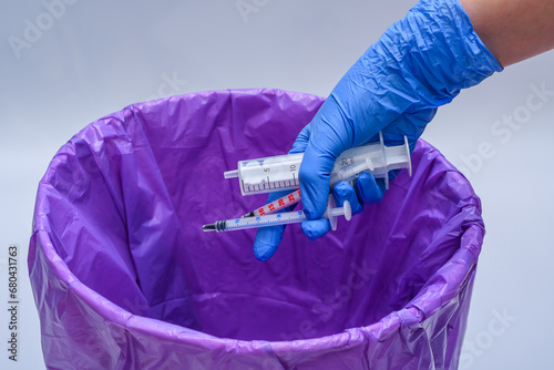 Wyrzucać do kosza na śmieci odpady medyczne, zużyte strzykawki photo