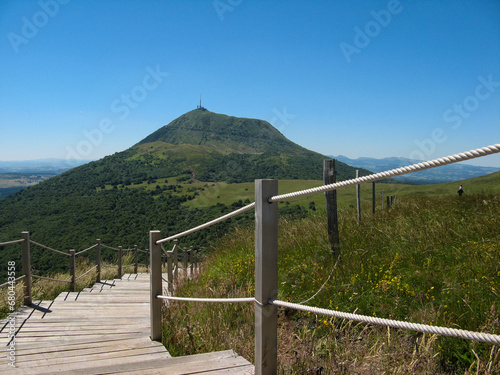 Randonnée vers le Puy-de-Dôme,Puy-de-Dôme,cantal, auvergne, randonnée, paysage, montagne, ciel, nature, nuage, vert, colline, été, bleu, chemin, vue, voyage, europe, prairie, pédestre, france, puy, 