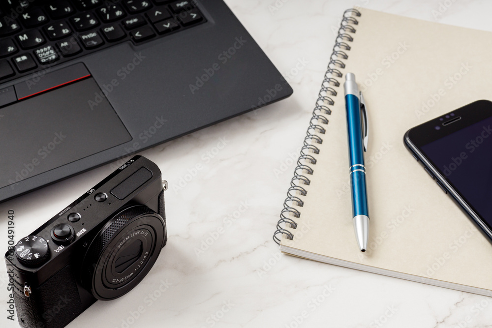 Fototapeta premium ビジネスシーン｜デスクの俯瞰撮影