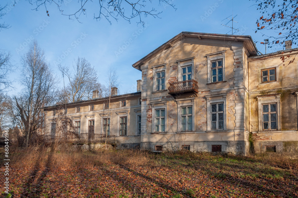 Whispers of Grandeur: Exploring the Abandoned Beauty of Seroczyn Palace – A Cinematic Journey Through Time and Forgotten Splendor