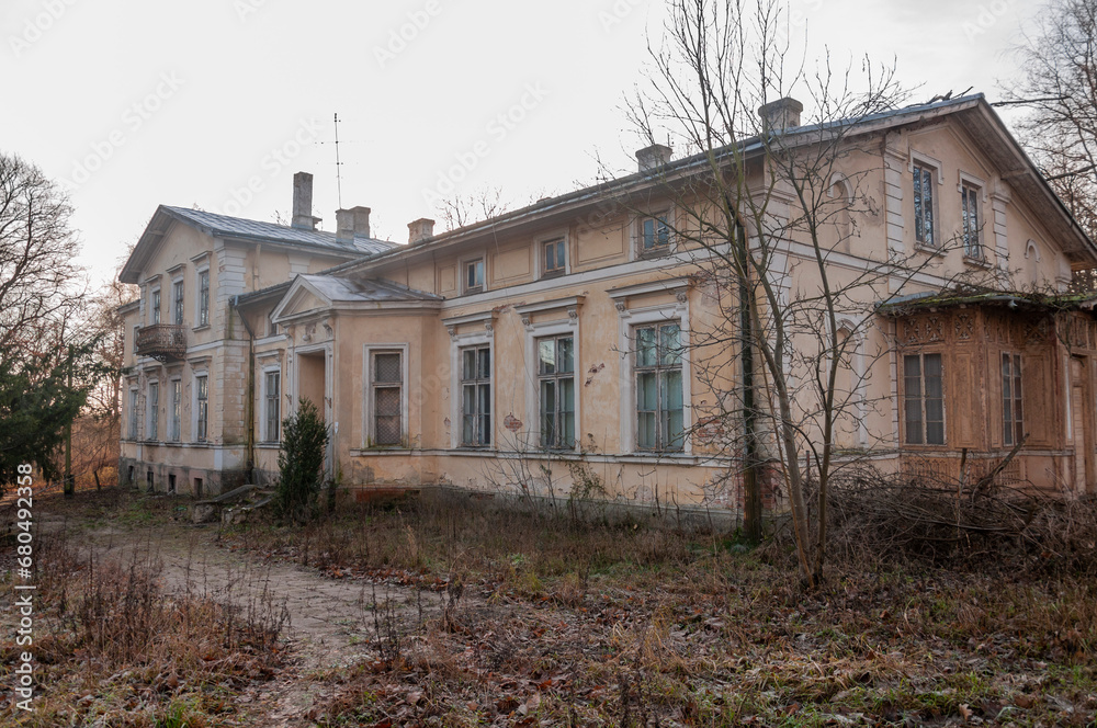 Whispers of Grandeur: Exploring the Abandoned Beauty of Seroczyn Palace – A Cinematic Journey Through Time and Forgotten Splendor