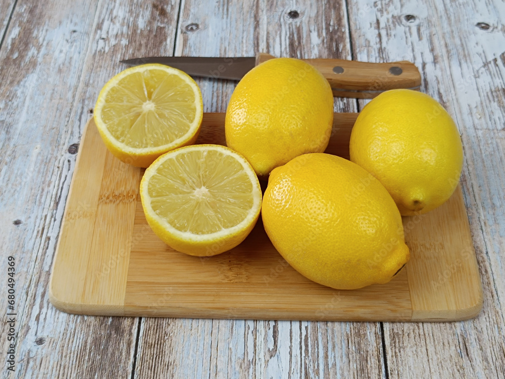 citron coupé en deux en gros plan citron coupé en deux en gros plan