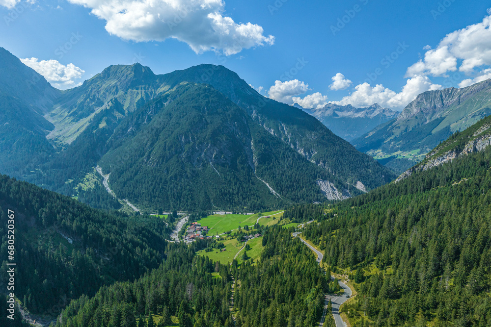 Ausblick ins Bschlabertal an der Hahntennjochstraße in Tirol