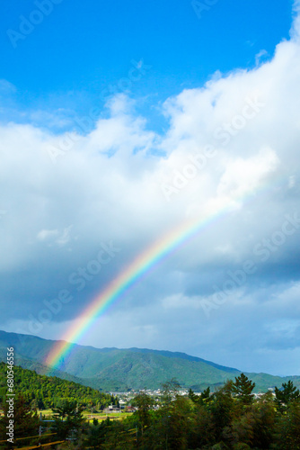 山に架かる虹