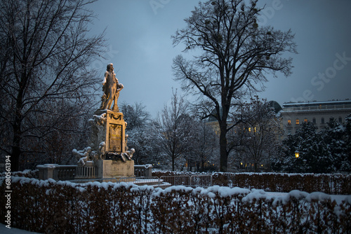 estatua en invierno