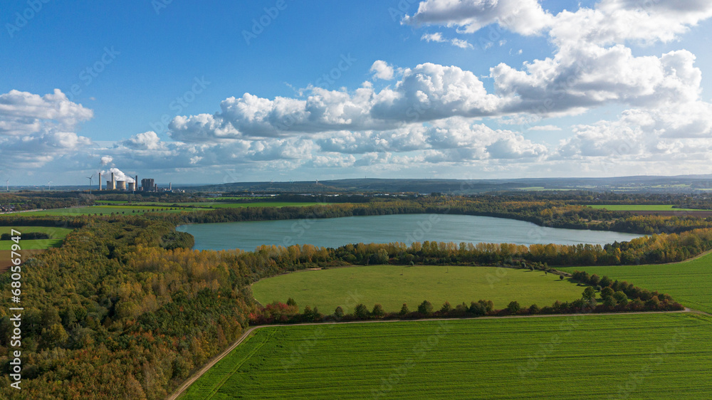 Fototapeta premium Der Blausteinsee bei Eschweiler, eine ehemalige Braunkohletagebau Grube, mit Wasser gefüllt und Freizeitoase