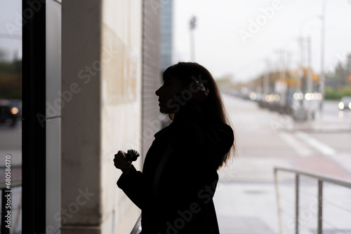 City profile: girl combing hair, autumnal urban reflections, urban elegance ambiance.