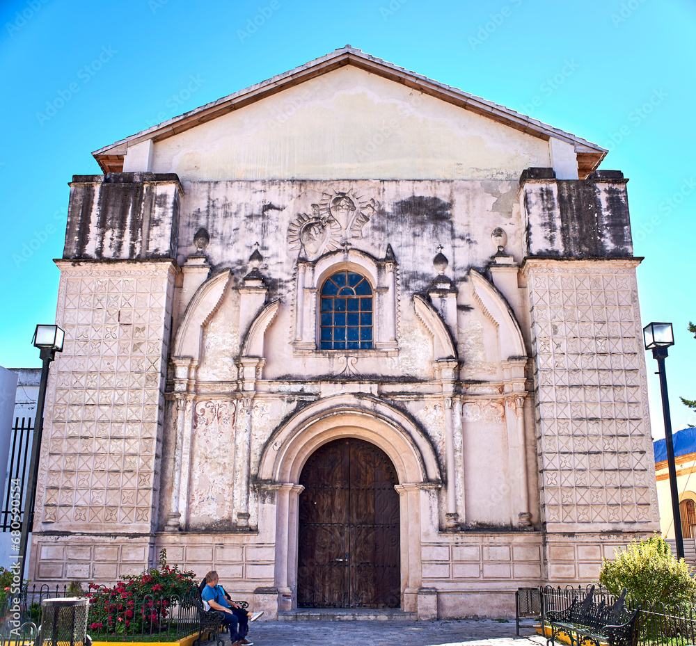 Obraz premium San Cristóbal De Las Casas, Pueblo Mágico, Chiapas, Viajero, Casas Coloniales, Tejas Rojas, Templos Barrocos, Callejones, Cielo Azul, Árboles Verdes, Cultura Viva