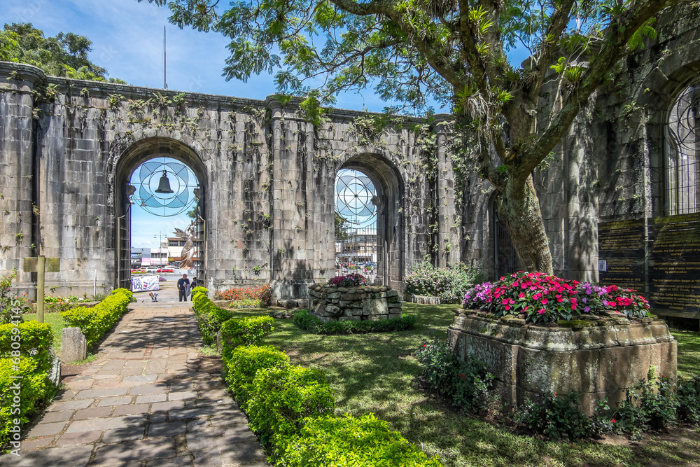 jardines en el interior de las ruinas de una antigua iglesia románica en la ciudad de Cartago, antigua capital de Costa Rica