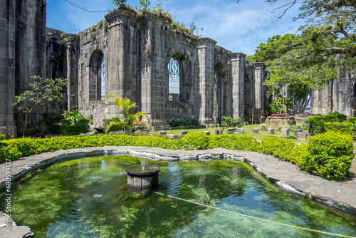 Estanque y jardines en el interior de las ruinas de una antigua iglesia románica en la ciudad de Cartago, antigua capital de Costa Rica