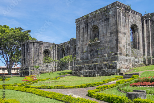 Fachada exterior de una antigua iglesia románica en ruinas en la ciudad de Cartago, antigua capital de Costa Rica
