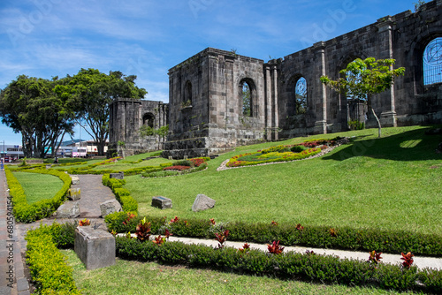 Ruinas de una antigua iglesia románica en la ciudad de Cartago, antigua capital de Costa Rica