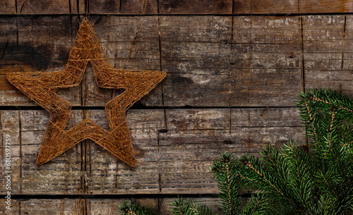 Rustikaler Weihnachtshintergrund aus Holz mit Tannenzweigen
