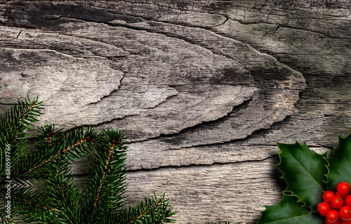 Rustikaler Weihnachtshintergrund aus Holz mit Tannenzweigen