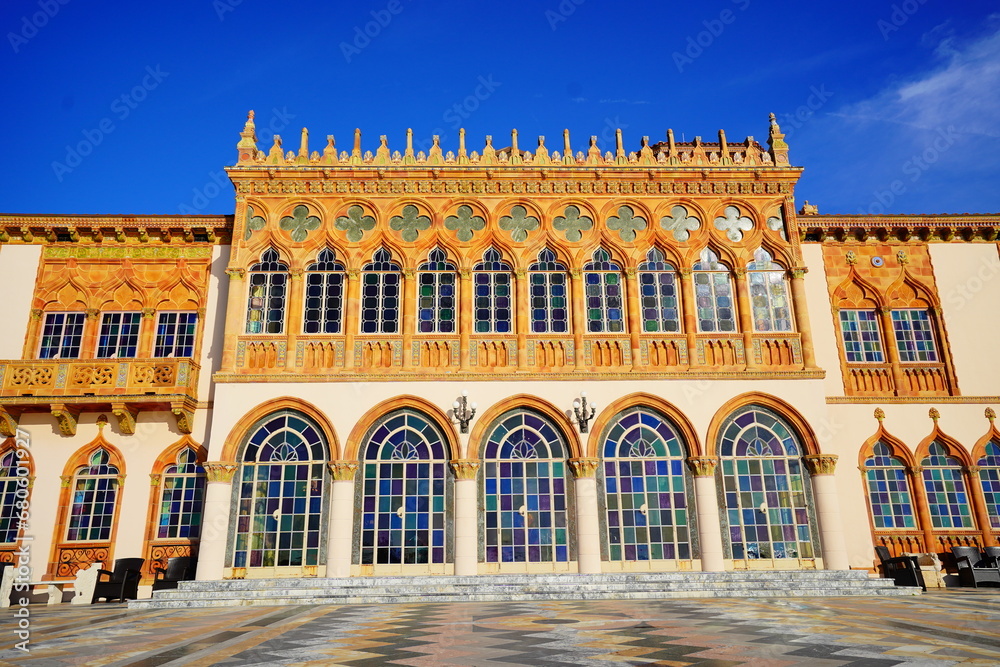 Fototapeta premium Sarasota, FL, USA - 11 12 2023: The landscape of Ringling museum in Florida 