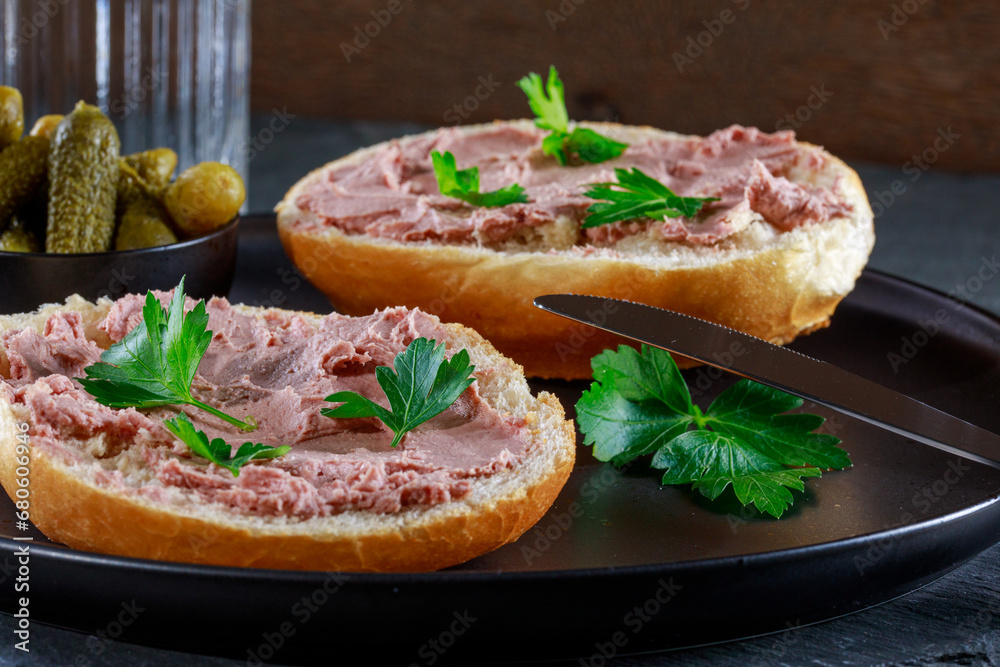 Brötchen belegt mit Leberwurst im Studio fotografiert Brötchen belegt mit Leberwurst im Studio fotografiert
