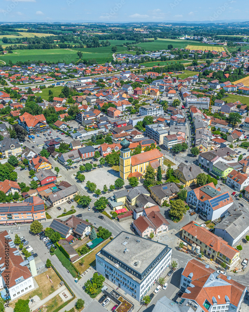 Das Stadtzentrum von Pocking in Niederbayern im Luftbild