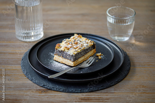 Mohnkuchen mit Butterstreusel und Puderzucker im Studio fotografiert photo