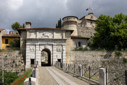 Entrée du Château de Brescia photo