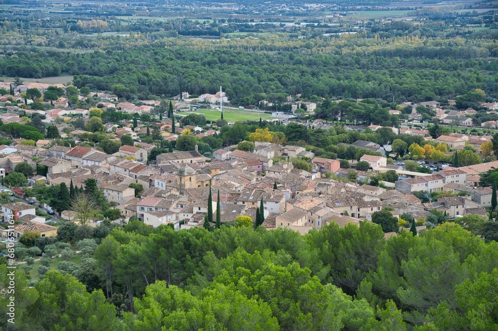 Burgruine und Dorf Merindol im Luberon in der Provence