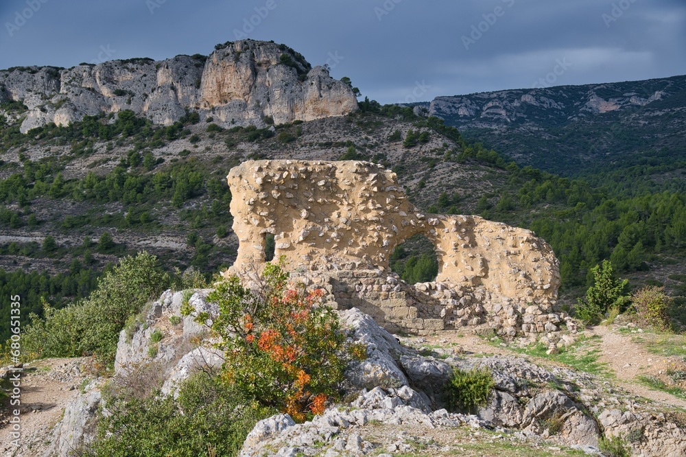 Burgruine und Dorf Merindol im Luberon in der Provence