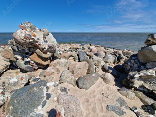Meditative Landschaft am blauen baltischen Meer
