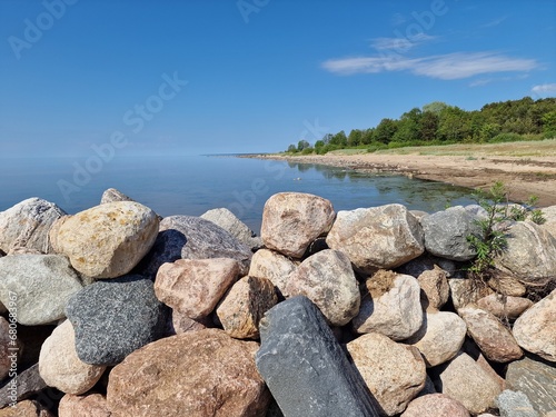 Meditative Landschaft am blauen baltischen Meer