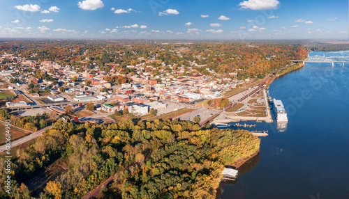 Fotografie Aerial view of the city of Hannibal in Missouri from Lovers Leap overlook with M