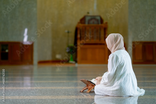 Canvas Print The image of an Asian Muslim woman in the Islamic religion in hijab in cream color