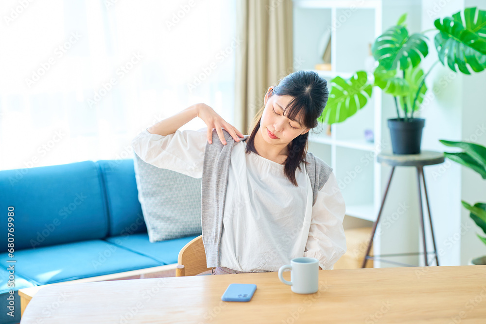 カジュアルな空間でストレッチをする若い女性 カジュアルな空間でストレッチをする若い女性