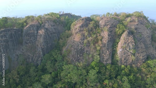 Sliding drone shot dari gunung berapi prasejarah Nglanggeran, Indonesia. Gunung batu raksasa yang ditumbuhi pepohonan photo