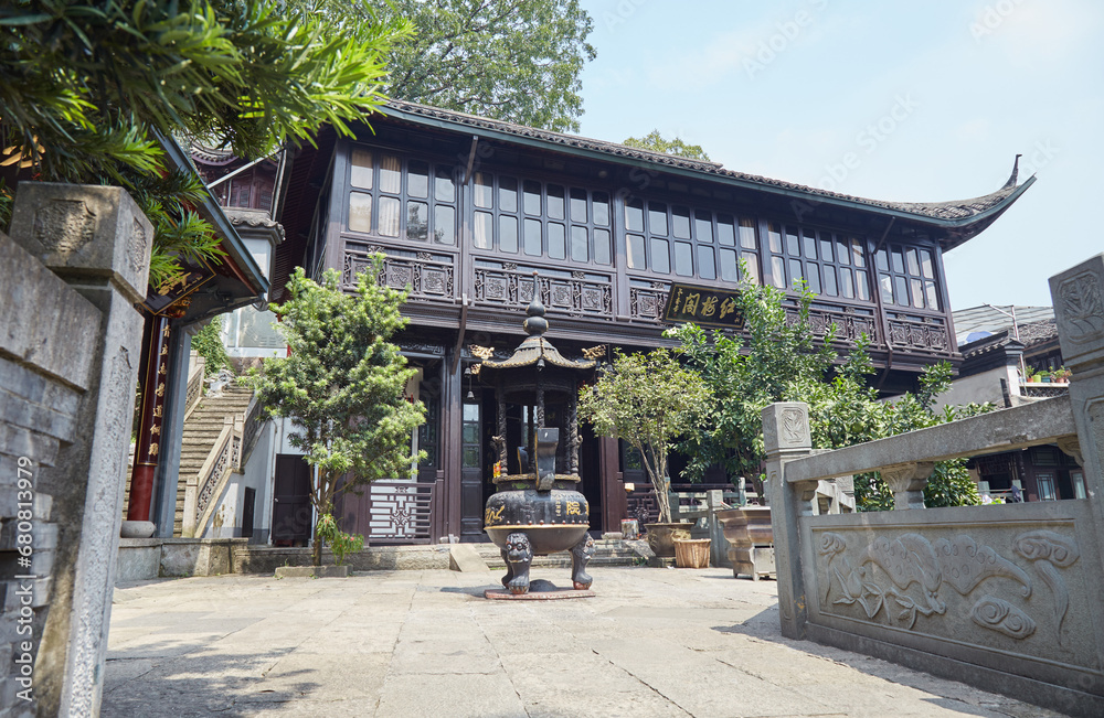 Obraz premium Baoshi Mountain in Hangzhou, home to numerous historic and religious spots