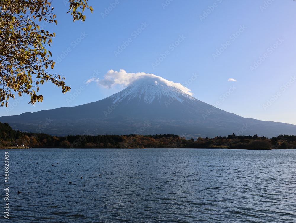秋の田貫湖からの富士山