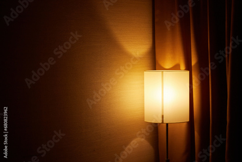 ホテルの客室のベッドのライトの様子