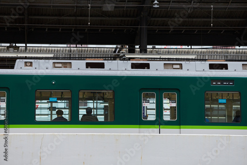 大阪市の電車と駅の様子