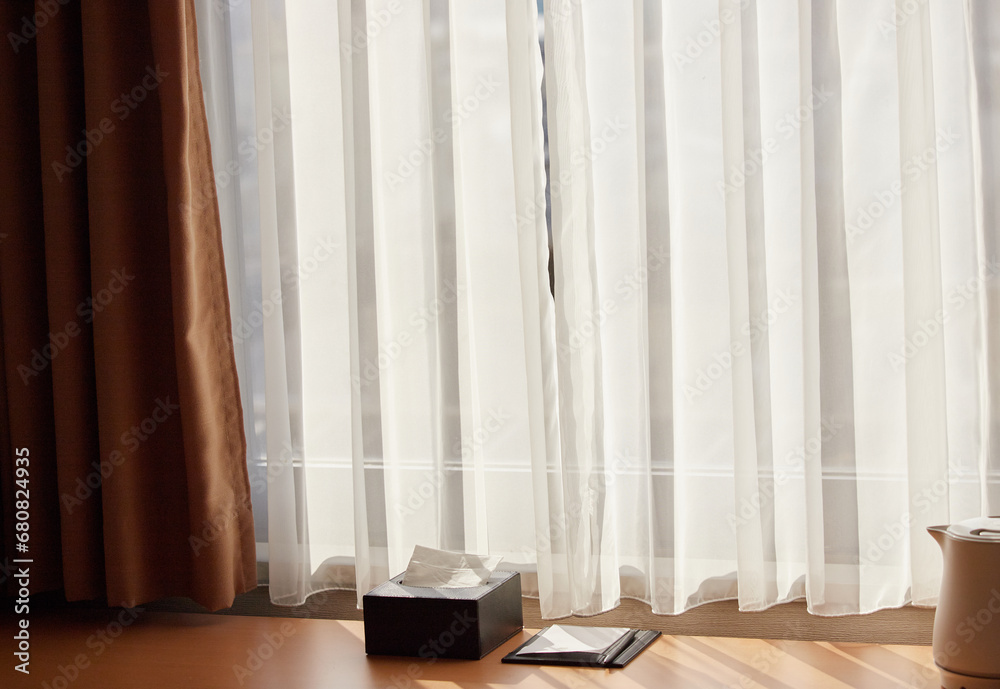 Fototapeta premium ホテルの客室の窓とカーテンの様子