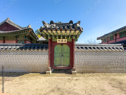 Canvas Print the side doors and walls of gyeongbokgung palace  Seoul, South Korea