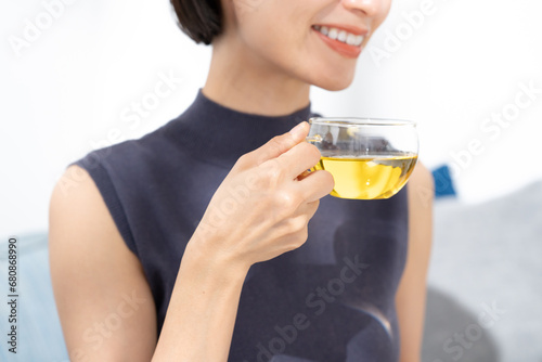 部屋でお茶を飲む女性