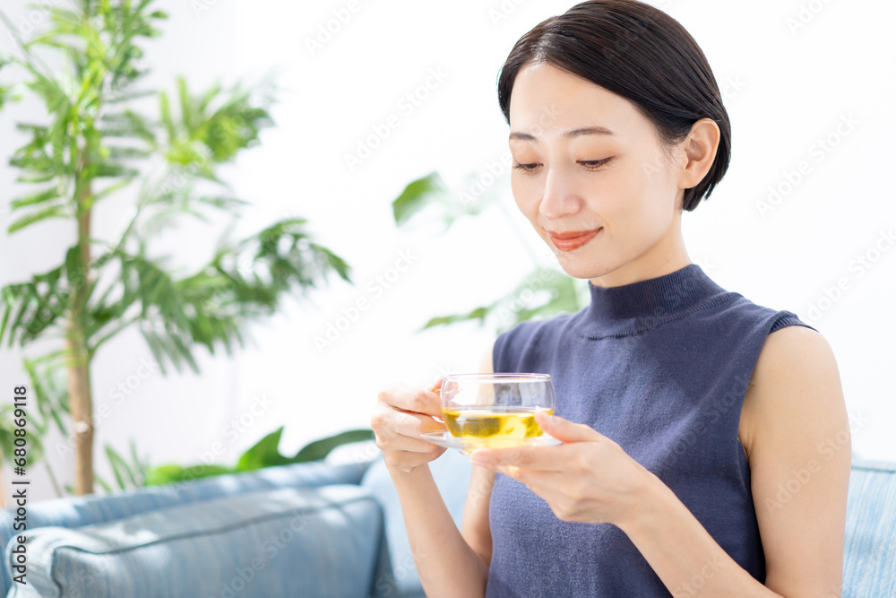 ハーブティーを飲む女性 ハーブティーを飲む女性