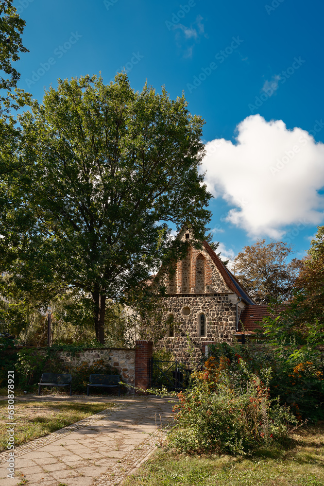 Auf dem ehemaligen Dorfanger von Alt-Hohenschönhausen liegt die Taborkirche aus dem 13. Jahrhundert am Übergang von der Romanik zur Gotik