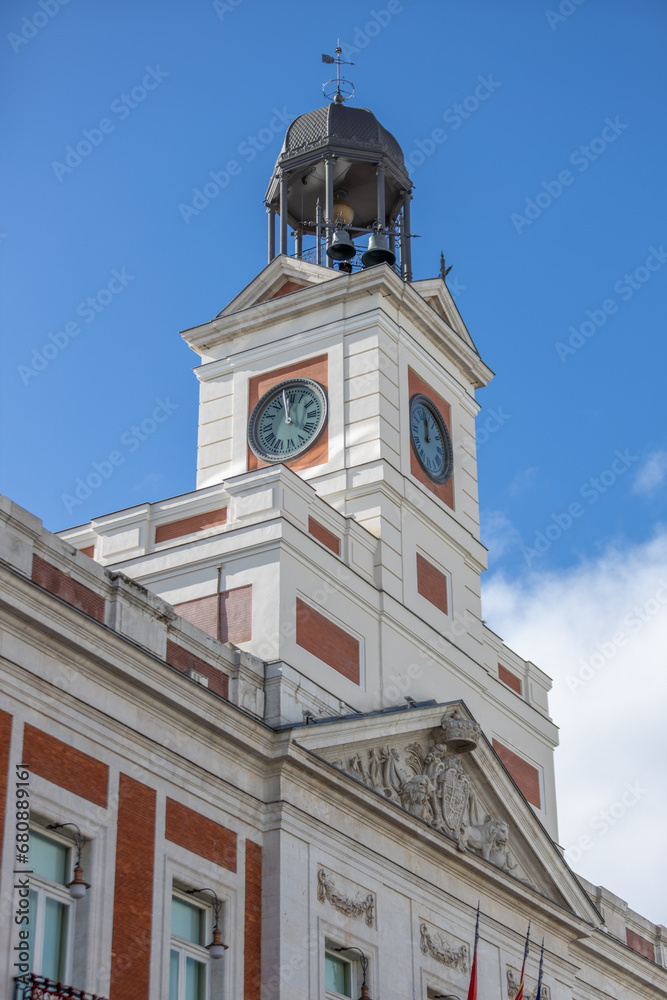 Torre del reloj en la Puerta del Sol en Madrid España