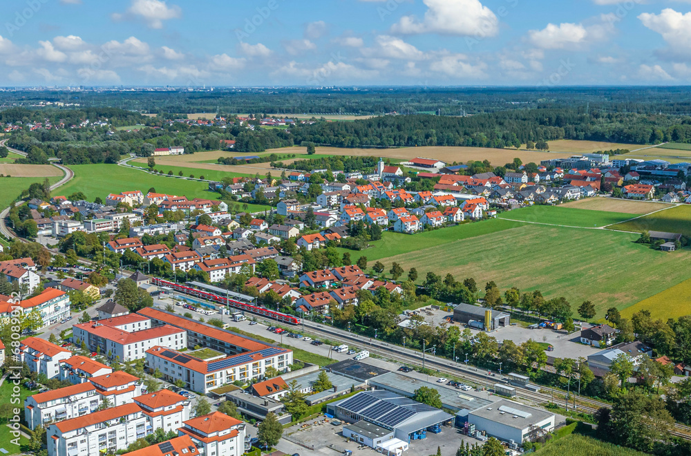 Ausblick auf die Gemeinde Gilching im oberbayerischen Landkreis Starnberg, Blick über den Bahnhof nach Argelsried