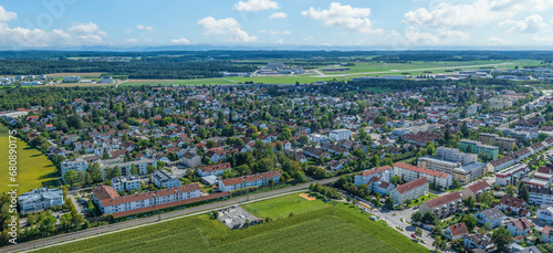 Gilching im oberbayerischen Landkreis Starnberg im Luftbild, Ausblick über Neugilching zum Sonderflughafen Obrpfaffenhofen
