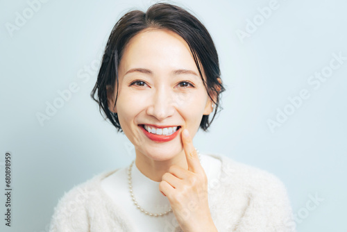 白い歯をみせる女性 デンタルケア ホワイトニング