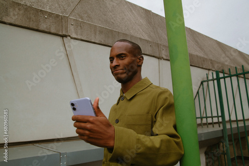 Cuadro en lienzo Portrait of fashionable autistic black man wearing sunglasses and holding phone