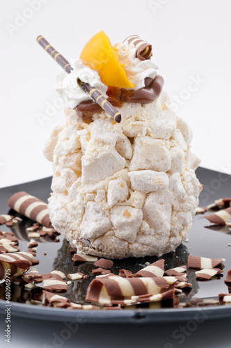 Chajá.
dulce en forma de cilindro compuesto por varias capas de bizcocho, dulce de leche, merengue, crema chantillí y duraznos en almíbar' photo