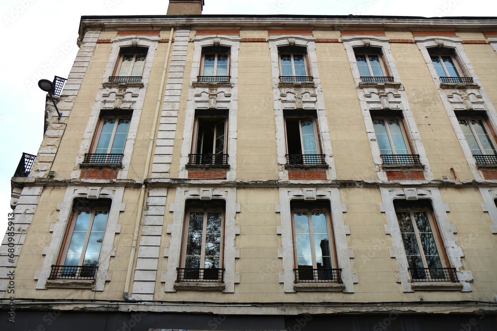 Immeuble typique, vue de l'extérieur, ville de Saint Etienne, département de la Loire, France