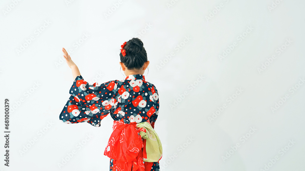 浴衣を着て盆踊りを踊る女の子 浴衣を着て盆踊りを踊る女の子