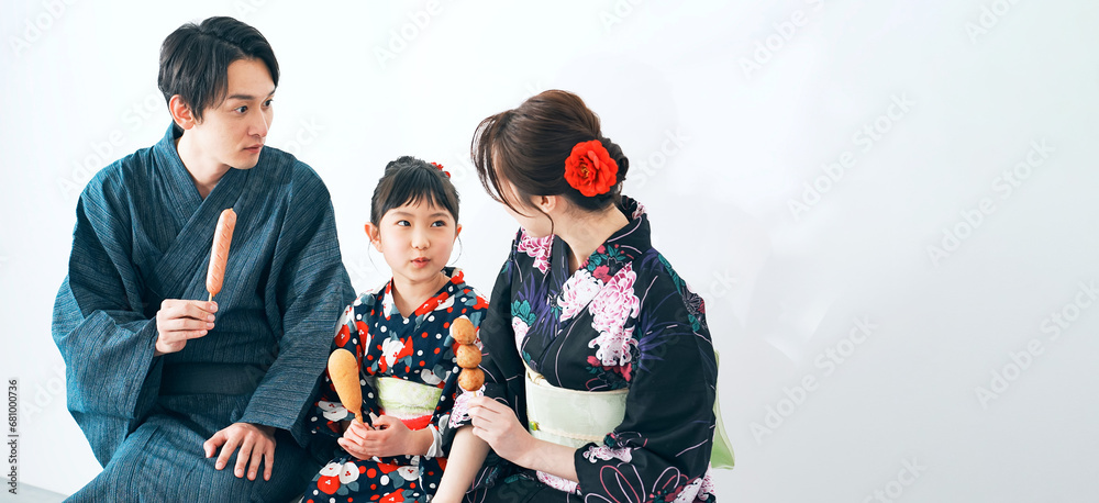 浴衣で屋台グルメを食べる親子 浴衣で屋台グルメを食べる親子